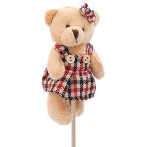 Zbliżenie na misia na piku dla dziewczynki w sukience w kratę. Figurka o wysokości 13 cm na patyczku, łączna wysokość 42 cm, jako ozdoba na piku.