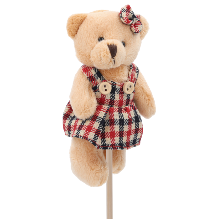 Zbliżenie na misia na piku dla dziewczynki w sukience w kratę. Figurka o wysokości 13 cm na patyczku, łączna wysokość 42 cm, jako ozdoba na piku.