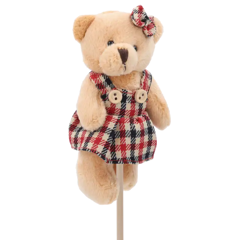 Zbliżenie na misia na piku dla dziewczynki w sukience w kratę. Figurka o wysokości 13 cm na patyczku, łączna wysokość 42 cm, jako ozdoba na piku.