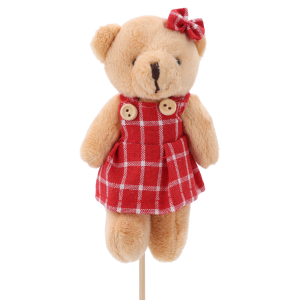 Zbiżenie na pluszowego misia na piku dla dziewczynki w czerwonej sukience w kratę, wysokość figurki 13 cm, całkowita 42 cm.