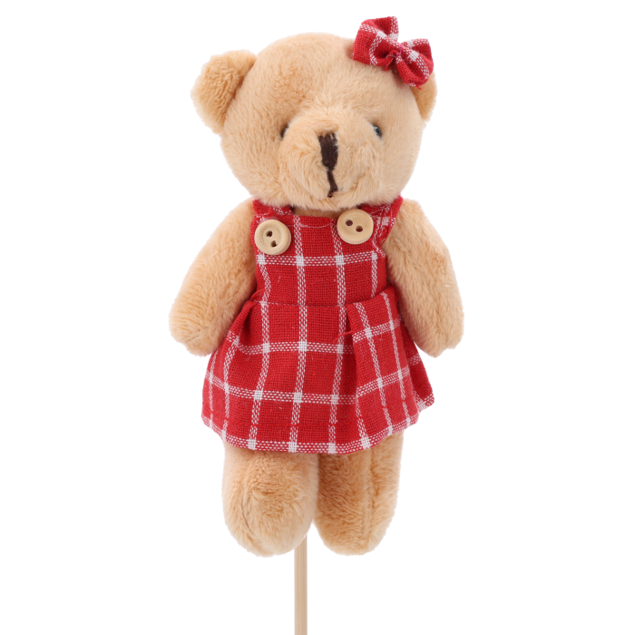 Zbiżenie na pluszowego misia na piku dla dziewczynki w czerwonej sukience w kratę, wysokość figurki 13 cm, całkowita 42 cm.