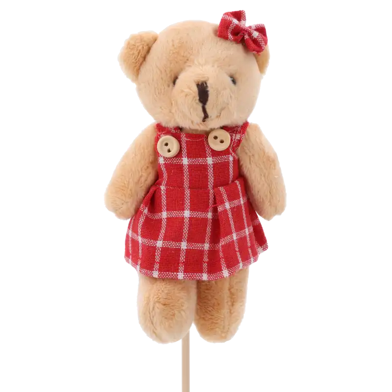 Zbiżenie na pluszowego misia na piku dla dziewczynki w czerwonej sukience w kratę, wysokość figurki 13 cm, całkowita 42 cm.