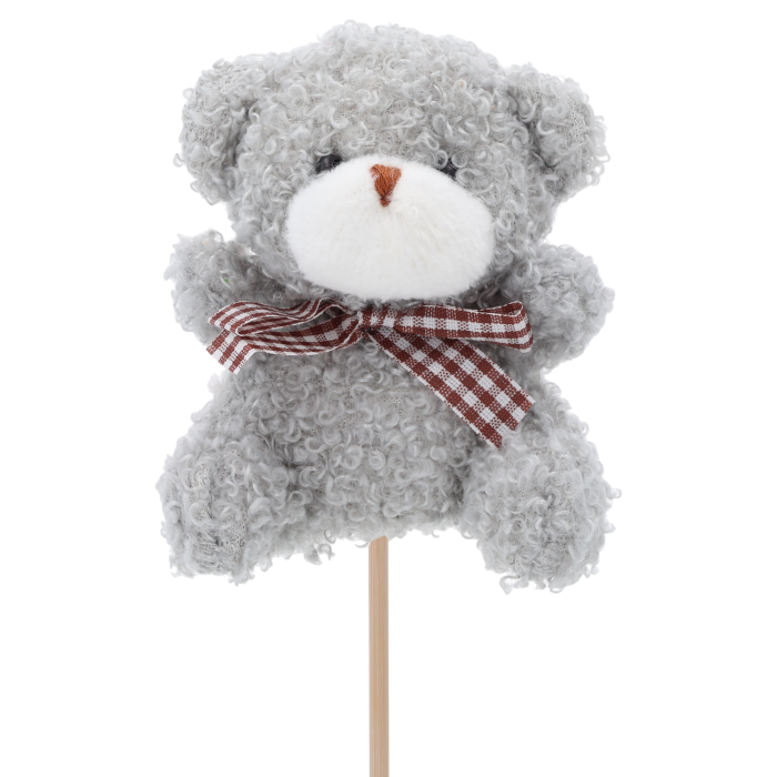Szary miś na piku o wysokości całkowitej 29 cm, z figurką 9x7x5 cm. Dekoracyjna ozdoba na piku z kokardką w kratkę, idealny topper do bukietów i prezentów.