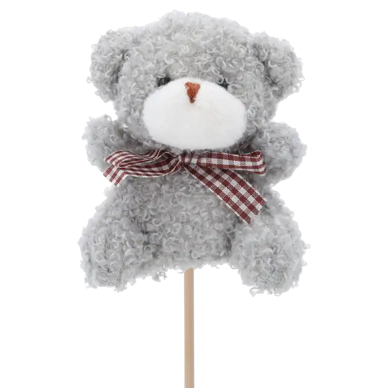 Szary miś na piku o wysokości całkowitej 29 cm, z figurką 9x7x5 cm. Dekoracyjna ozdoba na piku z kokardką w kratkę, idealny topper do bukietów i prezentów.
