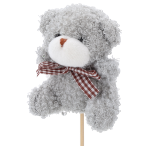 Szary miś na piku w ujęciu pod skosem, prezentujący mocowanie figurki do długiego patyczka. Ozdoba typu topper do gąbki florystycznej i bukietów.