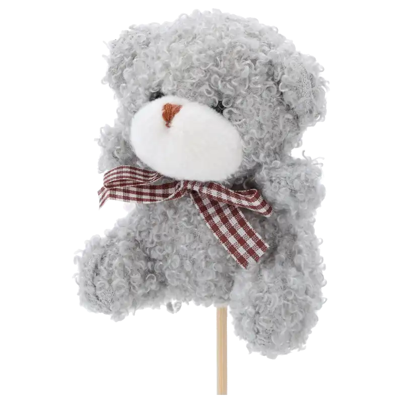 Szary miś na piku w ujęciu pod skosem, prezentujący mocowanie figurki do długiego patyczka. Ozdoba typu topper do gąbki florystycznej i bukietów.