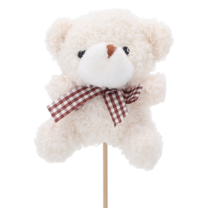 Zbliżenie na białego misia na piku z brązową kokardką w kratkę. Figurka ma 9 cm wysokości, całość mierzy 29 cm. Idealny topper dekoracyjny.