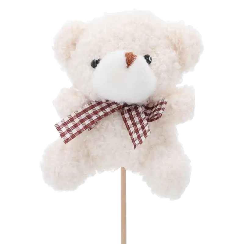 Zbliżenie na białego misia na piku z brązową kokardką w kratkę. Figurka ma 9 cm wysokości, całość mierzy 29 cm. Idealny topper dekoracyjny.
