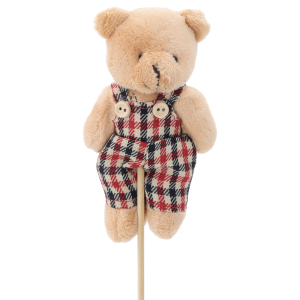 Miś na piku dla chłopca w kraciastej ogrodniczkach, wysokość całkowita 42 cm. Figurka o wymiarach 13x7 cm na długim patyczku.