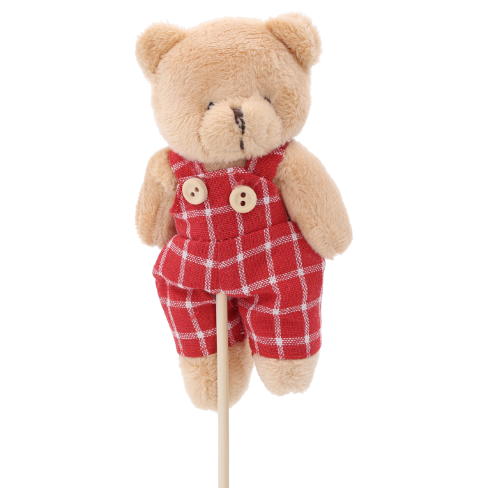 Frontowe ujęcie pluszowego misia w czerwonych ogrodniczkach na piku o wysokości 42 cm. Figurka o wymiarach 13x7x4 cm idealna jako ozdoby na piku do bukietów i prezentów.