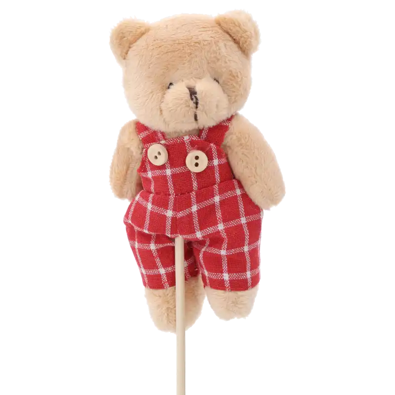 Frontowe ujęcie pluszowego misia w czerwonych ogrodniczkach na piku o wysokości 42 cm. Figurka o wymiarach 13x7x4 cm idealna jako ozdoby na piku do bukietów i prezentów.