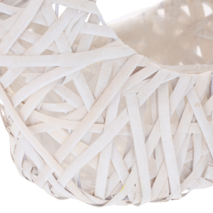 Zbliżenie na splot rattanu i folię ochronną wewnątrz kosza do kompozycji w kształcie płomienia o wysokości 38 cm.