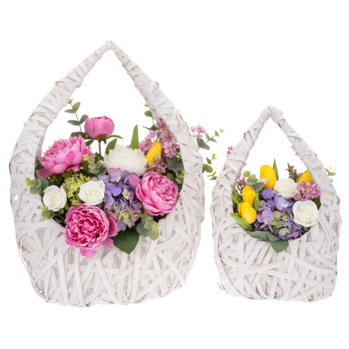 Zestaw dwóch rattanowych koszy do kompozycji w kształcie płomienia o wysokości 38 cm i 50 cm, wypełnionych sztucznymi kwiatami.
