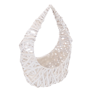 Pusty rattanowy kosz o wysokości 50 cm, ujęty pod kątem podkreślającym jego nietypowy kształt płomienia.