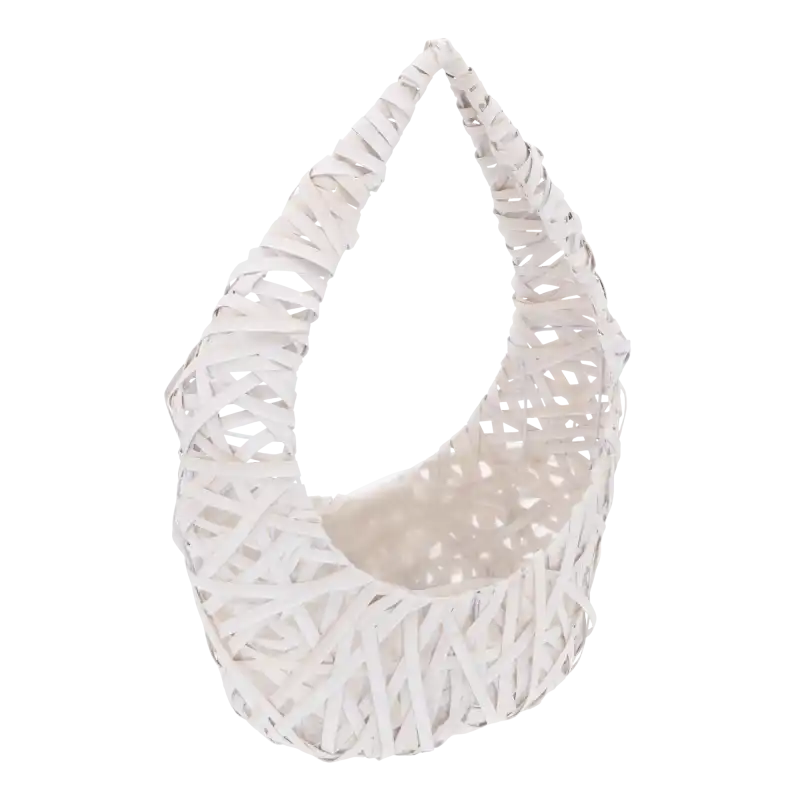 Pusty rattanowy kosz o wysokości 50 cm, ujęty pod kątem podkreślającym jego nietypowy kształt płomienia.
