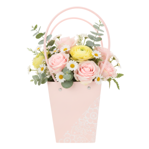 Różowa torebka kwiatowa 34 cm wypełniona bukietem róż i margaretek. Prezentuje gotową kompozycję roślinną w ozdobnym papierowym opakowaniu z uchwytami, gotową do wręczenia jako wyjątkowy prezent.
