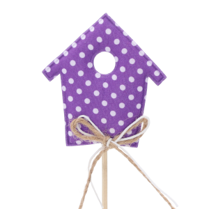 Zbliżenie na fioletowy domek na piku o wysokości 28 cm. Dekoracja posiada wzór w białe kropki oraz jutowy sznurek. Idealny element do wiosennych i wielkanocnych stroików.