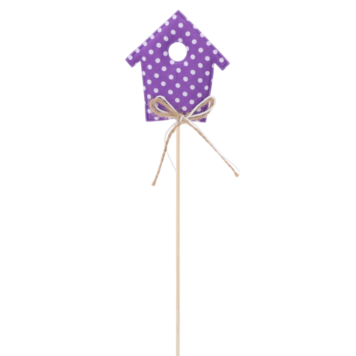 Widok na fioletowy domek na drewnianym piku w pełnym wymiarze 28 cm. Prosta ozdoba florystyczna z jutową kokardą, doskonała do dekoracji roślin doniczkowych.