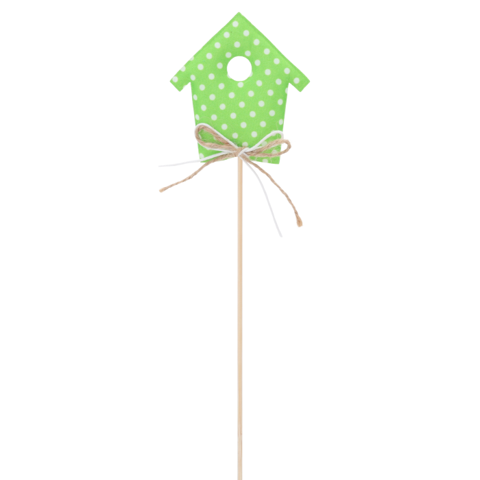 Zielony domek na piku o wysokości całkowitej 28 cm, widoczny w pełnej okazałości na jasnym tle. Dekoracja posiada jutowy sznurek.