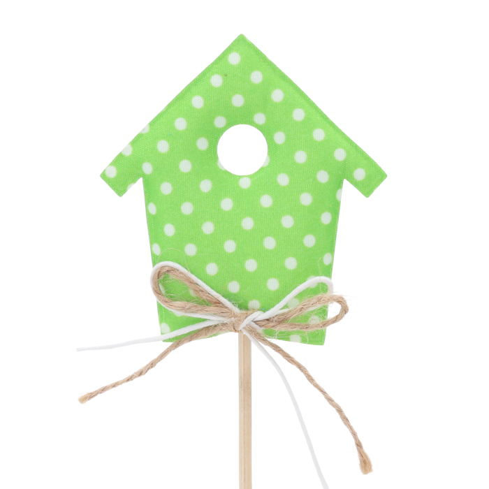 Zbliżenie na zielony domek na piku 28 cm w białe kropki z dekoracyjną kokardką z jutowego sznurka. Idealna ozdoba na piku do wiosennych stroików.
