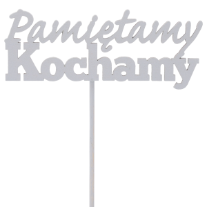 Szary drewniany topper Pamiętamy Kochamy o długości 32 cm na piku. Dekoracja o wymiarach napisu 4,5x12 cm do stroików kwiatowych.