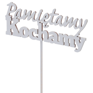 Detale wykończenia szarego toppera z napisem Pamiętamy Kochamy. Drewniany element o wysokości napisu 4,5 cm na piku.