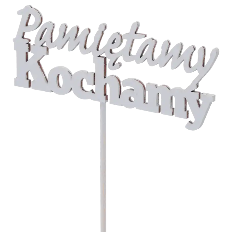 Detale wykończenia szarego toppera z napisem Pamiętamy Kochamy. Drewniany element o wysokości napisu 4,5 cm na piku.