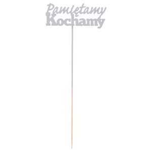Widok na drewniany piker Pamiętamy Kochamy w pełnej długości 32 cm. Biały napis z widocznym patyczkiem do wbijania.