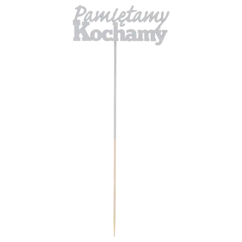 Widok na drewniany piker Pamiętamy Kochamy w pełnej długości 32 cm. Biały napis z widocznym patyczkiem do wbijania.