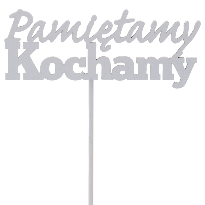 Biały topper Pamiętamy Kochamy o długości 32 cm. Drewniany napis na piku o wymiarach 4,5x12 cm idealny do bukietów i roślin.