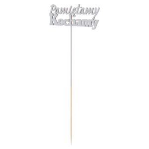 Prezentacja białego toppera z napisem Pamiętamy Kochamy. Całkowita długość elementu to 32 cm, grubość drewna wynosi 2 mm.