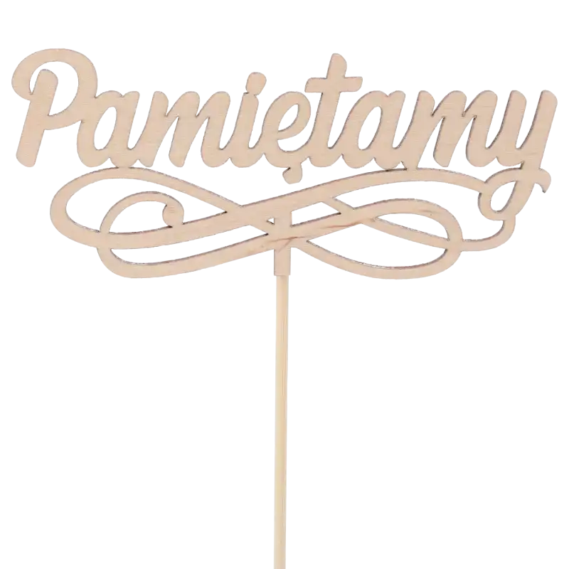 Drewniany topper na piku Pamiętamy o długości 32 cm. Ozdobny napis 4,5x12 cm o grubości 2 mm, gotowy do umieszczenia w bukiecie.