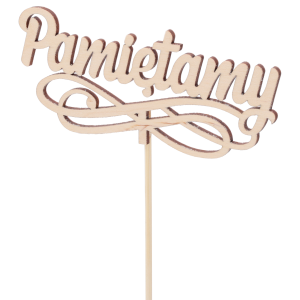 Widok z ukosa na drewniany topper Pamiętamy, prezentujący strukturę materiału o grubości 2 mm oraz formę napisu na piku.