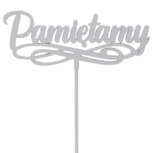 Szary drewniany topper na piku z napisem Pamiętamy o całkowitej długości 32 cm i wymiarach dekoracji 4,5x12 cm. Przeznaczony do stroików.
