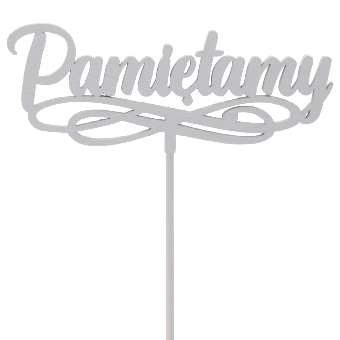 Szary drewniany topper na piku z napisem Pamiętamy o całkowitej długości 32 cm i wymiarach dekoracji 4,5x12 cm. Przeznaczony do stroików.