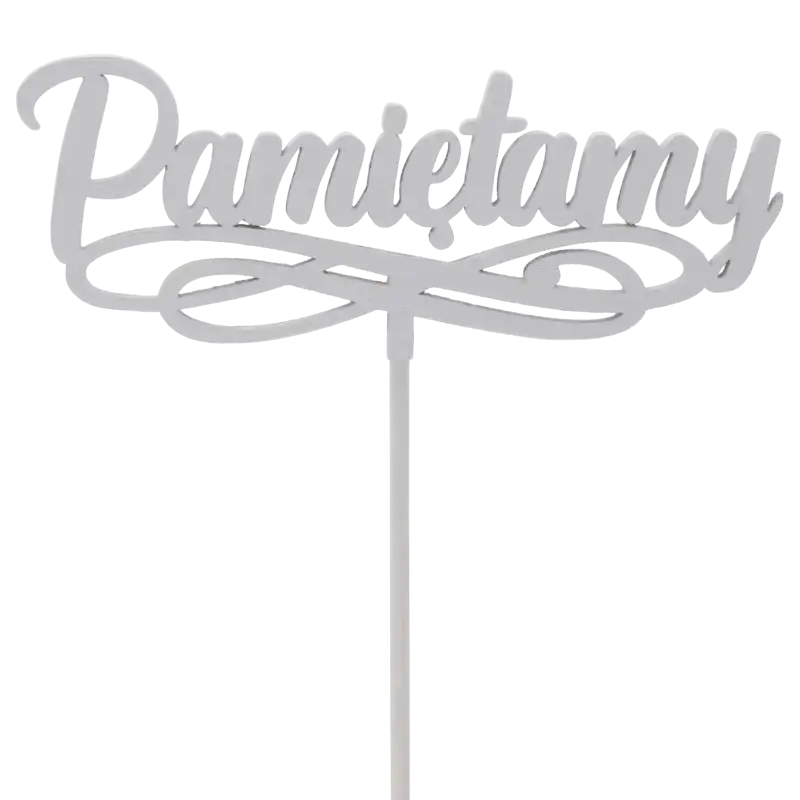 Szary drewniany topper na piku z napisem Pamiętamy o całkowitej długości 32 cm i wymiarach dekoracji 4,5x12 cm. Przeznaczony do stroików.