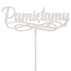 Biały drewniany topper z napisem Pamiętamy o wymiarach 4,5x12 cm na 32 cm piku. Dekoracja do bukietów i roślin doniczkowych.