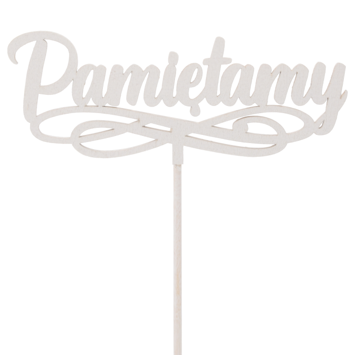 Biały drewniany topper z napisem Pamiętamy o wymiarach 4,5x12 cm na 32 cm piku. Dekoracja do bukietów i roślin doniczkowych.