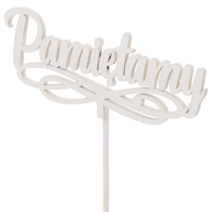 Kątowe ujęcie toppera Pamiętamy z widoczną fakturą drewnianego materiału. Dekoracja o wymiarach napisu 4,5x12 cm.