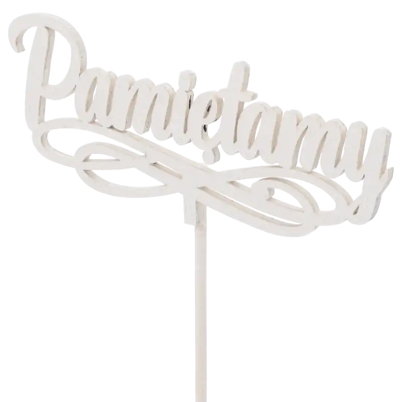 Kątowe ujęcie toppera Pamiętamy z widoczną fakturą drewnianego materiału. Dekoracja o wymiarach napisu 4,5x12 cm.