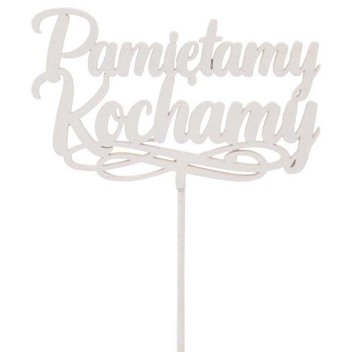 Biały drewniany topper na piku z napisem Pamiętamy Kochamy. Elegancki dodatek do kompozycji florystycznych na cmentarz, gotowy do umieszczenia w gąbce lub ziemi.