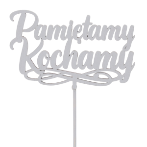 Szary drewniany topper na piku z napisem Pamiętamy Kochamy o wymiarach 6x11 cm. Całkowita długość dekoracji wynosi 35 cm, co pozwala na łatwe umieszczenie w stroiku.