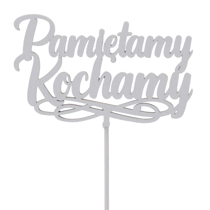 Szary drewniany topper na piku z napisem Pamiętamy Kochamy o wymiarach 6x11 cm. Całkowita długość dekoracji wynosi 35 cm, co pozwala na łatwe umieszczenie w stroiku.