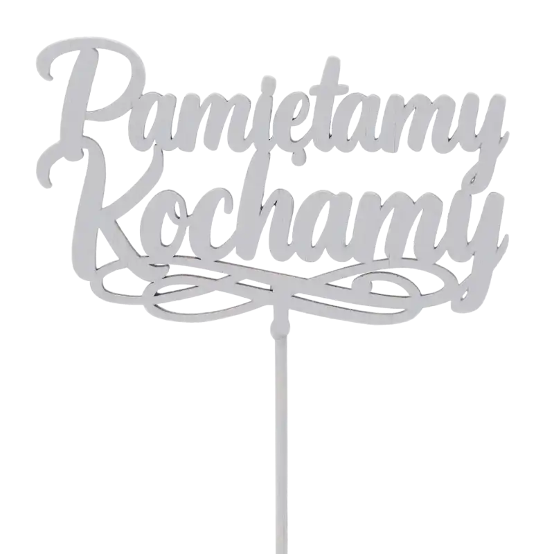 Szary drewniany topper na piku z napisem Pamiętamy Kochamy o wymiarach 6x11 cm. Całkowita długość dekoracji wynosi 35 cm, co pozwala na łatwe umieszczenie w stroiku.