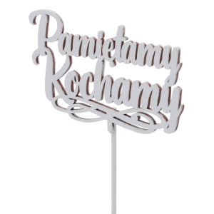 Zbliżenie na szary topper drewniany z napisem Pamiętamy Kochamy. Widoczna faktura drewna i wykończenie dekoracji w kolorze szarym, przeznaczonej do stroików.