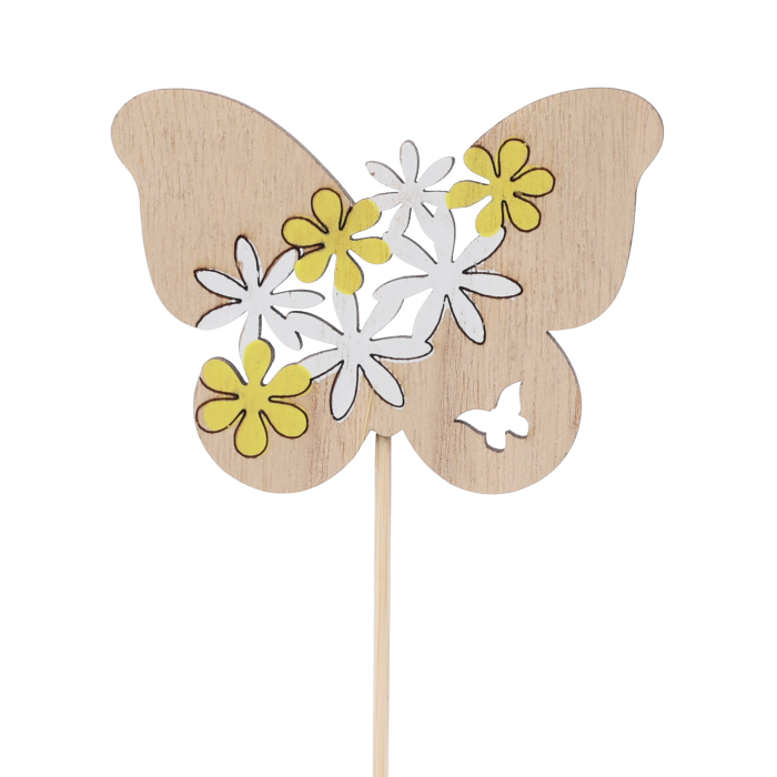 Zbliżenie na drewniany motyl na piku o wysokości 25 cm, ozdobiony białymi i żółtymi kwiatami. Idealna ozdoba na piku do wiosennych kompozycji.