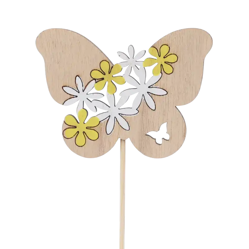 Zbliżenie na drewniany motyl na piku o wysokości 25 cm, ozdobiony białymi i żółtymi kwiatami. Idealna ozdoba na piku do wiosennych kompozycji.