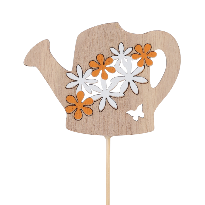 Drewniana konewka na piku o wysokości 26 cm, zdobiona nadrukiem kwiatów w kolorach pomarańczowym i białym oraz motywem motyla. Naturalna dekoracja do kompozycji roślinnych.