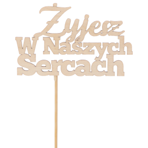 Drewniany topper na piku z napisem Żyjesz w naszych sercach, estetyczny dodatek do dekoracji nagrobnych i stroików.