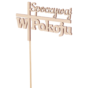 Zbliżenie na drewniany napis na piku. Precyzyjnie wycięte litery oraz konstrukcja zintegrowana z patyczkiem ułatwiającą stabilne mocowanie.